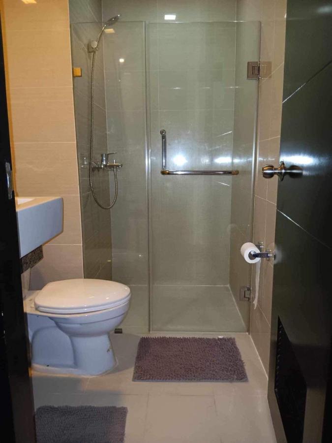 Studio Condo Building 81 Newport Boulevard Manila Esterno foto