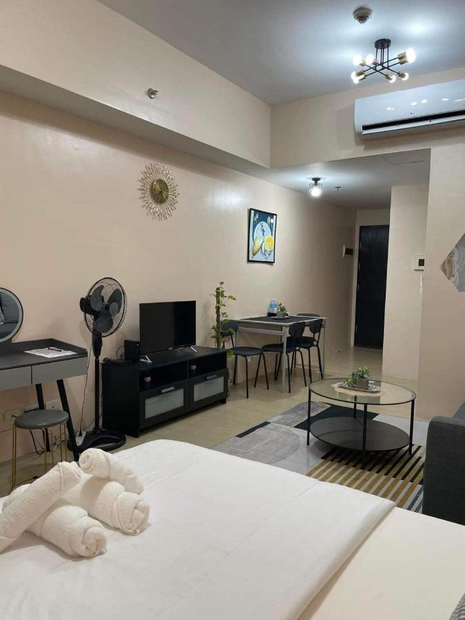 Studio Condo Building 81 Newport Boulevard Manila Esterno foto