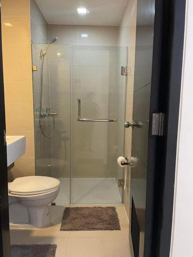 Studio Condo Building 81 Newport Boulevard Manila Esterno foto