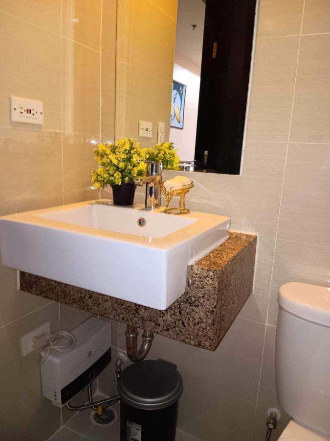Studio Condo Building 81 Newport Boulevard Manila Esterno foto